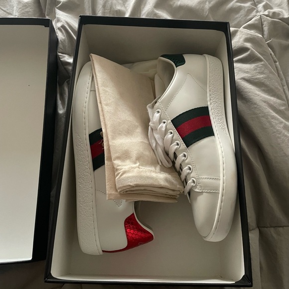 Gucci sneakers with bee embroidery - Picture 5 of 6